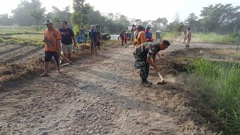 Serda Khamid Bersama Warga Desa Jajar Laksanakan Perbaikan Jalan