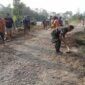 Serda Khamid Bersama Warga Desa Jajar Laksanakan Perbaikan Jalan