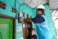 Petugas PLN sedang memasang kWh Meter Advanced Metering Infrastructure (AMI) di rumah pelanggan di Jatinegara, Jakarta Timur. kWh Meter AMI merupakan inovasi PLN dalam memberikan pelayanan yang terbaik kepada pelanggan.