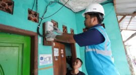 Petugas PLN sedang memasang kWh Meter Advanced Metering Infrastructure (AMI) di rumah pelanggan di Jatinegara, Jakarta Timur. kWh Meter AMI merupakan inovasi PLN dalam memberikan pelayanan yang terbaik kepada pelanggan.