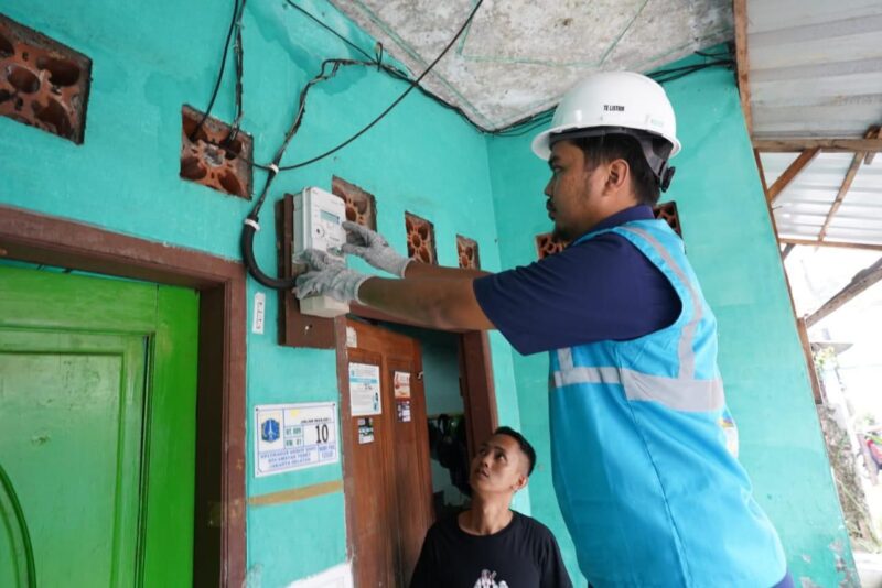 Petugas PLN sedang memasang kWh Meter Advanced Metering Infrastructure (AMI) di rumah pelanggan di Jatinegara, Jakarta Timur. kWh Meter AMI merupakan inovasi PLN dalam memberikan pelayanan yang terbaik kepada pelanggan.