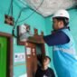 Petugas PLN sedang memasang kWh Meter Advanced Metering Infrastructure (AMI) di rumah pelanggan di Jatinegara, Jakarta Timur. kWh Meter AMI merupakan inovasi PLN dalam memberikan pelayanan yang terbaik kepada pelanggan.