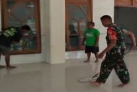 Babinsa Koramil 0808/02 Garum bersama warga setempat, bergotong-royong membersihkan Masjid Al Falah