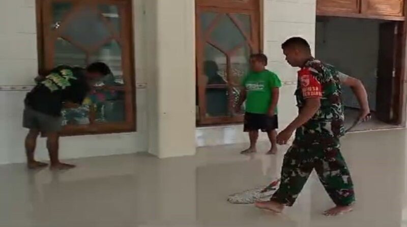 Babinsa Koramil 0808/02 Garum bersama warga setempat, bergotong-royong membersihkan Masjid Al Falah