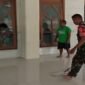 Babinsa Koramil 0808/02 Garum bersama warga setempat, bergotong-royong membersihkan Masjid Al Falah