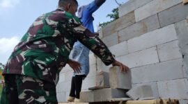 Babinsa Koramil 14/Klego Kodim 0724/Boyolali Serda Supriyanto melaksanakan karya bakti membantu pembangunan rumah milik Bapak Jumadi