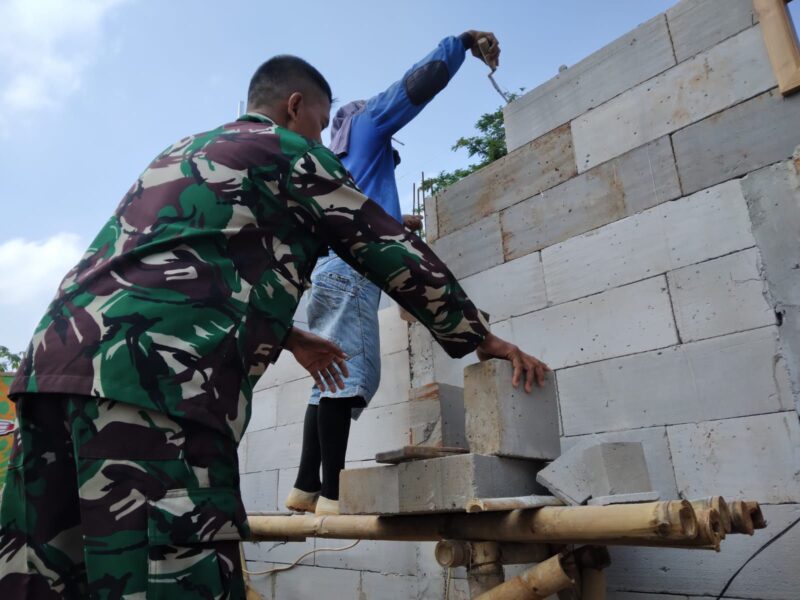 Babinsa Koramil 14/Klego Kodim 0724/Boyolali Serda Supriyanto melaksanakan karya bakti membantu pembangunan rumah milik Bapak Jumadi