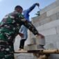 Babinsa Koramil 14/Klego Kodim 0724/Boyolali Serda Supriyanto melaksanakan karya bakti membantu pembangunan rumah milik Bapak Jumadi