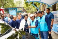 Menteri Lingkungan Hidup dan Kehutanan Siti Nurbaya (depan, ketiga dari kanan) dan General Manager PLN UID Jakarta Raya Lasiran (depan, kedua dari kanan) melakukan demo fitur _electric vehicle_ di aplikasi PLN Mobile pada acara Peresmian SPKLU di Kantor Kementerian Lingkungan Hidup pada 11 Juni 2024.