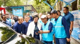 Menteri Lingkungan Hidup dan Kehutanan Siti Nurbaya (depan, ketiga dari kanan) dan General Manager PLN UID Jakarta Raya Lasiran (depan, kedua dari kanan) melakukan demo fitur _electric vehicle_ di aplikasi PLN Mobile pada acara Peresmian SPKLU di Kantor Kementerian Lingkungan Hidup pada 11 Juni 2024.
