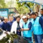 Menteri Lingkungan Hidup dan Kehutanan Siti Nurbaya (depan, ketiga dari kanan) dan General Manager PLN UID Jakarta Raya Lasiran (depan, kedua dari kanan) melakukan demo fitur _electric vehicle_ di aplikasi PLN Mobile pada acara Peresmian SPKLU di Kantor Kementerian Lingkungan Hidup pada 11 Juni 2024.