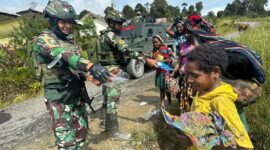 Satgas Yonif 509 kembali menunjukkan kepeduliannya terhadap masyarakat dengan memberikan bantuan spontan kepada warga yang melintas di jalan Kampung Mamba Bawah menuju ke pasar kota Sugapa