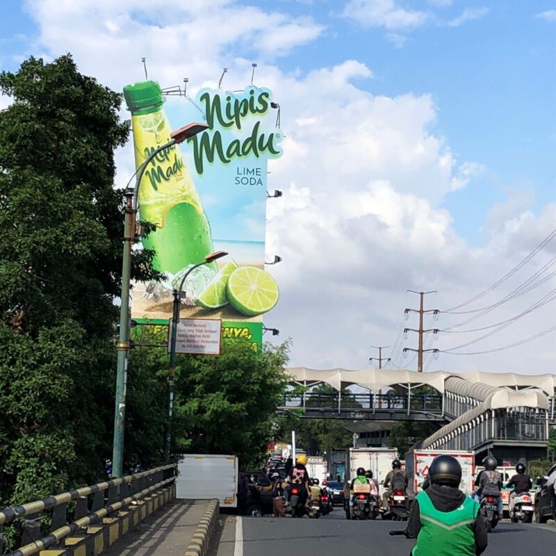 Peraturan Gubernur (Pergub) No. 100 Tahun 2021 tentang petunjuk pelaksanaan penyelenggaraan reklame disebutkan bahw