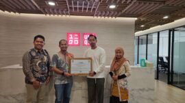 Penyerahan sertifikat _Renewable Energy Certificate_  PLN kepada PT. Fast Retailing Indonesia (Uniqlo). Sebagai wujud komitmen Uniqlo Indonesia untuk mendukung penggunaan energi baru terbarukan.
