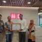 Penyerahan sertifikat _Renewable Energy Certificate_  PLN kepada PT. Fast Retailing Indonesia (Uniqlo). Sebagai wujud komitmen Uniqlo Indonesia untuk mendukung penggunaan energi baru terbarukan.