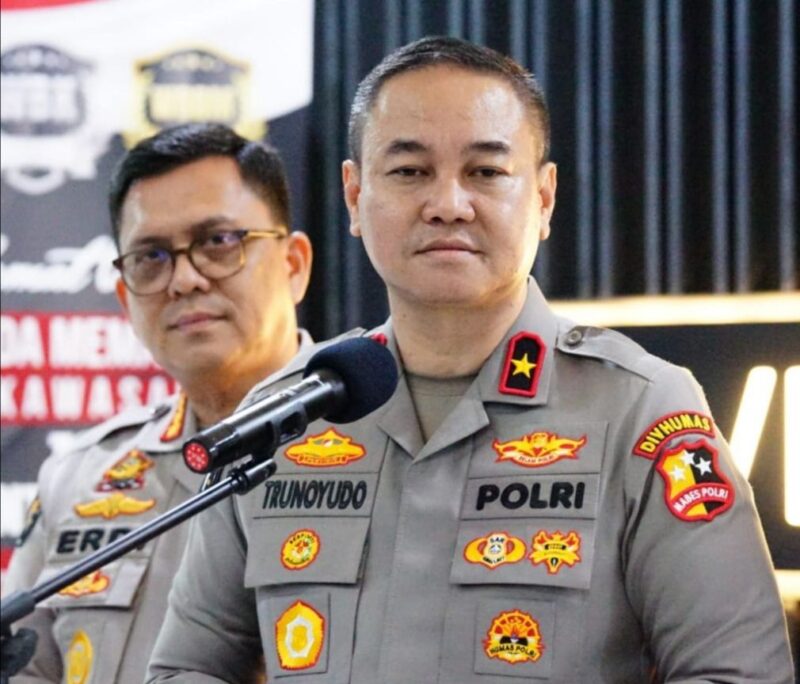 Brigjend Trunoyudo Mari datang ke acara Pesta Rakyat dalam rangka HUT ke-78 Bhayangkara di Lapangan Monas pukul 14.00 hingga 22.00 WIB. Acara ini gratis, makanan dan minuman yang disediakan oleh 150 UMKM juga gratis