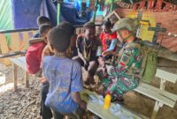 Anggota Satgas Yonif 509 Kostrad secara rutin mengunjungi Kampung Titigi, mengadakan berbagai kegiatan seperti Komunikasi Sosial, pembagian sembako, hingga membantu warga dalam kegiatan sehari-hari. Keakraban yang terjalin dari kegiatan-kegiatan tersebut membuat warga merasa lebih dekat dan percaya kepada anggota TNI.