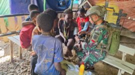 Anggota Satgas Yonif 509 Kostrad secara rutin mengunjungi Kampung Titigi, mengadakan berbagai kegiatan seperti Komunikasi Sosial, pembagian sembako, hingga membantu warga dalam kegiatan sehari-hari. Keakraban yang terjalin dari kegiatan-kegiatan tersebut membuat warga merasa lebih dekat dan percaya kepada anggota TNI.