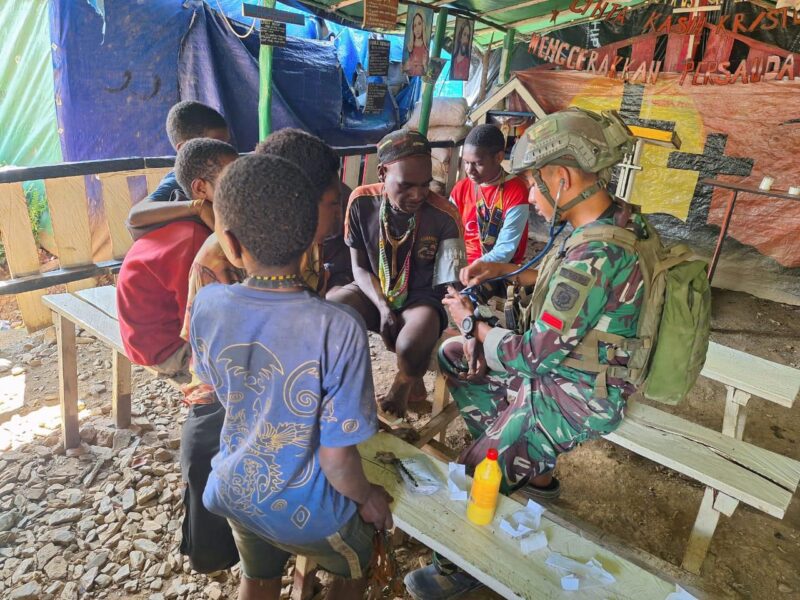 Anggota Satgas Yonif 509 Kostrad secara rutin mengunjungi Kampung Titigi, mengadakan berbagai kegiatan seperti Komunikasi Sosial, pembagian sembako, hingga membantu warga dalam kegiatan sehari-hari. Keakraban yang terjalin dari kegiatan-kegiatan tersebut membuat warga merasa lebih dekat dan percaya kepada anggota TNI.