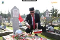 Foto.  Wali Kota Administrasi Jakarta Pusat Dhany Sukma menghadiri ziarah ke Taman Makam Pahlawan Nasional Utama Kalibata