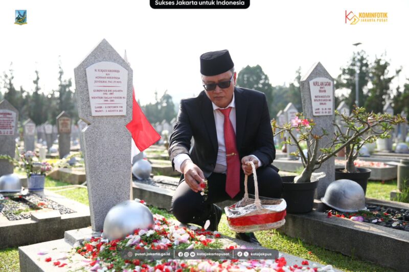 Foto.  Wali Kota Administrasi Jakarta Pusat Dhany Sukma menghadiri ziarah ke Taman Makam Pahlawan Nasional Utama Kalibata