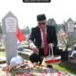 Foto.  Wali Kota Administrasi Jakarta Pusat Dhany Sukma menghadiri ziarah ke Taman Makam Pahlawan Nasional Utama Kalibata