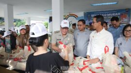 PJ Gubernur Heru Budi bersama Walikota Jakarta Pusat CekAda sekitar 1.000 sampai 1.500 paket sembako murah di Tanah Tinggi