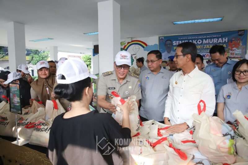 PJ Gubernur Heru Budi bersama Walikota Jakarta Pusat CekAda sekitar 1.000 sampai 1.500 paket sembako murah di Tanah Tinggi