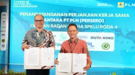 General Manager PLN UID Jakarta Raya, Lasiran (kanan) usai menandatangani perjanjian kerja sama penyediaan SPKLU dengan Direktur PT Exelly Elektrik Indonesia (Voltron), Abdul Rahman Elly (kiri)