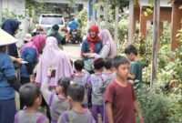 Ibu-ibu dari Kelompok Tani Wanita D’Shafa membagikan bibit tanaman yang akan ditanam dengan metode hidroponik kepada anak-anak PAUD Delima di Edufarm Malakasari, Duren Sawit, Jakarta Timur