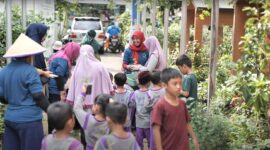 Ibu-ibu dari Kelompok Tani Wanita D’Shafa membagikan bibit tanaman yang akan ditanam dengan metode hidroponik kepada anak-anak PAUD Delima di Edufarm Malakasari, Duren Sawit, Jakarta Timur