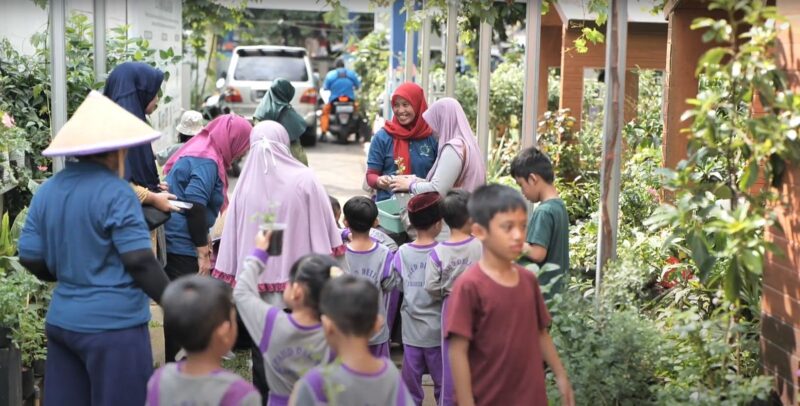 Ibu-ibu dari Kelompok Tani Wanita D’Shafa membagikan bibit tanaman yang akan ditanam dengan metode hidroponik kepada anak-anak PAUD Delima di Edufarm Malakasari, Duren Sawit, Jakarta Timur