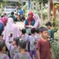 Ibu-ibu dari Kelompok Tani Wanita D’Shafa membagikan bibit tanaman yang akan ditanam dengan metode hidroponik kepada anak-anak PAUD Delima di Edufarm Malakasari, Duren Sawit, Jakarta Timur