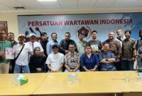 Panitia Fun Bike Siwo Jaya dan Pokja PWI Walikotamadya Jakarta Utara berfoto bersama Ketua PWI Jaya, Kesit Budi Handoyo