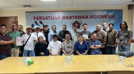 Panitia Fun Bike Siwo Jaya dan Pokja PWI Walikotamadya Jakarta Utara berfoto bersama Ketua PWI Jaya, Kesit Budi Handoyo