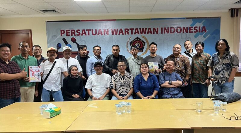 Panitia Fun Bike Siwo Jaya dan Pokja PWI Walikotamadya Jakarta Utara berfoto bersama Ketua PWI Jaya, Kesit Budi Handoyo