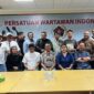 Panitia Fun Bike Siwo Jaya dan Pokja PWI Walikotamadya Jakarta Utara berfoto bersama Ketua PWI Jaya, Kesit Budi Handoyo