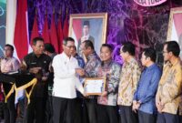 Senior Manager Komunikasi dan Umum PLN Unit Induk Distribusi Jakarta Raya, Haris Andika menerima penghargaan Derap Kerja Sama Jakarta 2024 yang diberikan langsung oleh PJ Gubernur DKI Jakarta, Heru Budi Hartono atas berhasilnya program pemberdayaan masyarakat yaitu Desa Berdjamur.