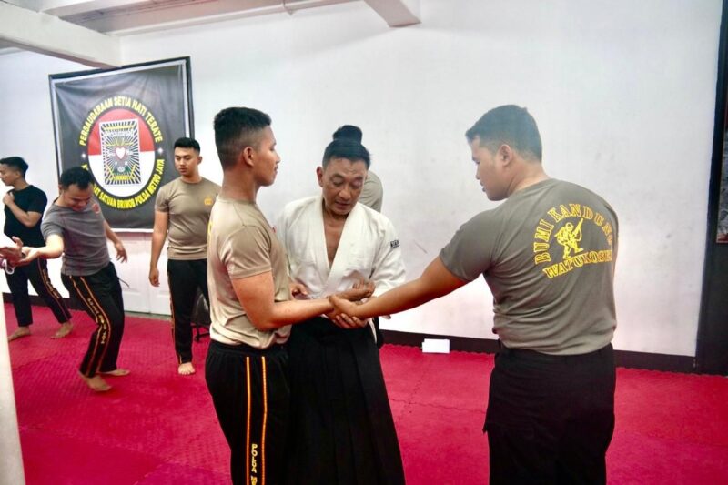 Satuan Brimob Polda Metro Jaya menggelar latihan beladiri Aikido di Di Dojo Soparmanik Satuan Brimob Polda Metro Jaya