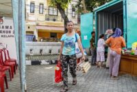 Pasar murah yang digelar sejak pukul 08.00 WIB sudah terlihat para warga berbondong-bondong membeli kebutuhan pokok terutama beras, minyak goreng, gula, telor, mie instan dan lainnya