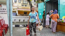 Pasar murah yang digelar sejak pukul 08.00 WIB sudah terlihat para warga berbondong-bondong membeli kebutuhan pokok terutama beras, minyak goreng, gula, telor, mie instan dan lainnya