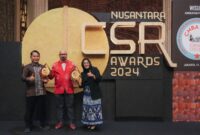 Chairman The La Tofi School of CSR, La Tofi (Baju Merah) menyerahkan dua penghargaan kepada PLN Unit Induk Distribusi (UID) Jakarta Raya yang diwakili oleh Senior Manager Komunikasi & Umum PLN UID Jakarta Raya, Haris Andika, dan Manager Komunikasi & TJSL PLN UID Jakarta Raya, Intan Nugrahani Putri atas keberhasilannya dalam program pemberdayaan UMKM sehingga meningkatkan kesejahteraan masyarakat.