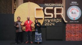 Chairman The La Tofi School of CSR, La Tofi (Baju Merah) menyerahkan dua penghargaan kepada PLN Unit Induk Distribusi (UID) Jakarta Raya yang diwakili oleh Senior Manager Komunikasi & Umum PLN UID Jakarta Raya, Haris Andika, dan Manager Komunikasi & TJSL PLN UID Jakarta Raya, Intan Nugrahani Putri atas keberhasilannya dalam program pemberdayaan UMKM sehingga meningkatkan kesejahteraan masyarakat.