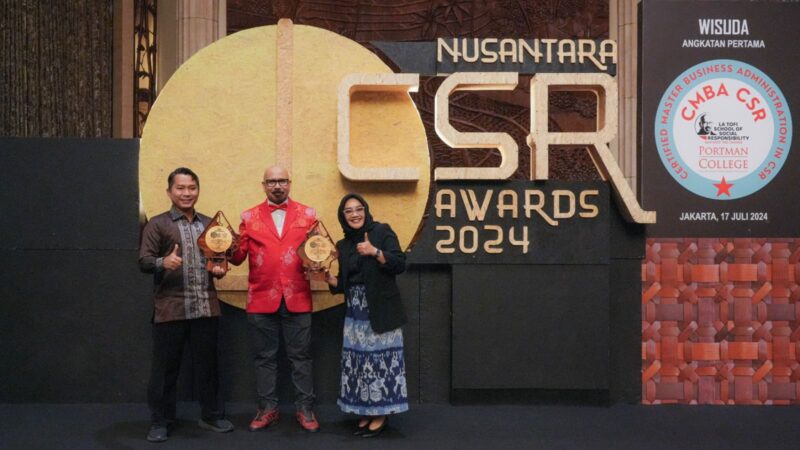Chairman The La Tofi School of CSR, La Tofi (Baju Merah) menyerahkan dua penghargaan kepada PLN Unit Induk Distribusi (UID) Jakarta Raya yang diwakili oleh Senior Manager Komunikasi & Umum PLN UID Jakarta Raya, Haris Andika, dan Manager Komunikasi & TJSL PLN UID Jakarta Raya, Intan Nugrahani Putri atas keberhasilannya dalam program pemberdayaan UMKM sehingga meningkatkan kesejahteraan masyarakat.