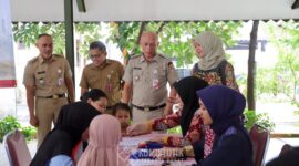 Wakil Wali (Wawali) Kota Administrasi Jakarta Pusat Chaidir memberikan bantuan secara simbolis kepada penerima kategori PKD, di RPTRA Matahari, Jalan Rawasari Barat, Kecamatan Cempaka Putih, Selasa (23/7/2024)