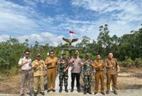 Pengibaran bendera merah putih oleh Satgas Pamtas RI-Malaysia Yonzipur 5/ABW di tugu kedaulatan perbatasan antara Indonesia dan Malaysia