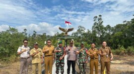 Pengibaran bendera merah putih oleh Satgas Pamtas RI-Malaysia Yonzipur 5/ABW di tugu kedaulatan perbatasan antara Indonesia dan Malaysia