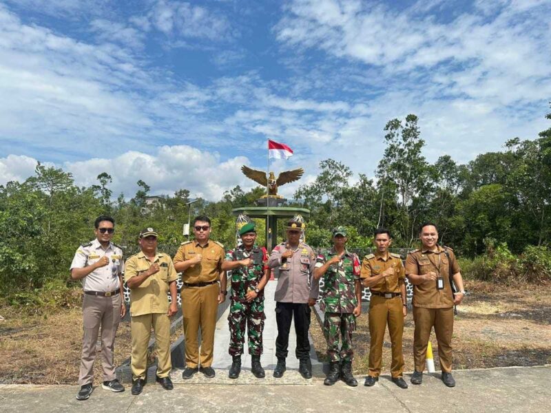 Pengibaran bendera merah putih oleh Satgas Pamtas RI-Malaysia Yonzipur 5/ABW di tugu kedaulatan perbatasan antara Indonesia dan Malaysia