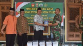 Kapten Inf Nuryadi bersama Kemenag Kabupaten Boyolali bagikan puluhan Al-Quran ke Masjid Wonokusomo Dukuh Wonotoro Desa Catur Kecamatan Sambi Kabupaten Boyolali