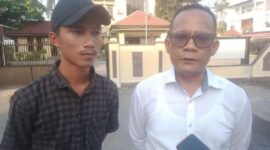 Tim Advokasi DPD GRIB JAYA Riau, Pius Situmorang (Putih), Bersama Korban Rekayasa Kasus, M Andre. Ket : Istimewa